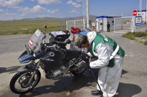 Wieder in Russland mussten unsere Motorräder desinfiziert werden. Back to Russia our motorbikes had to be disinfected.