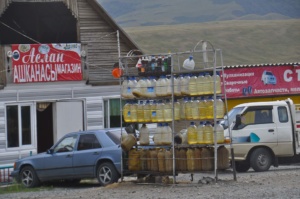 Tankstelle nahe dem Ala-Bel Pass. Gas station near Ala-Bel pass.