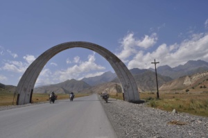 Der Eingang zum Pamir Highway. The entrance to the Pamir Highway. 